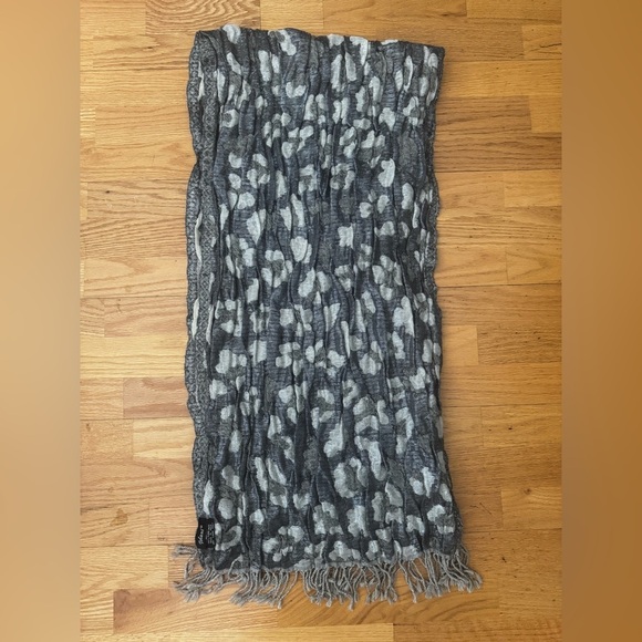 Tolani Womens 100% Pure Wool Reversible Grey Scarf Wrap Gray Leopard Cow Print - Picture 3 of 6